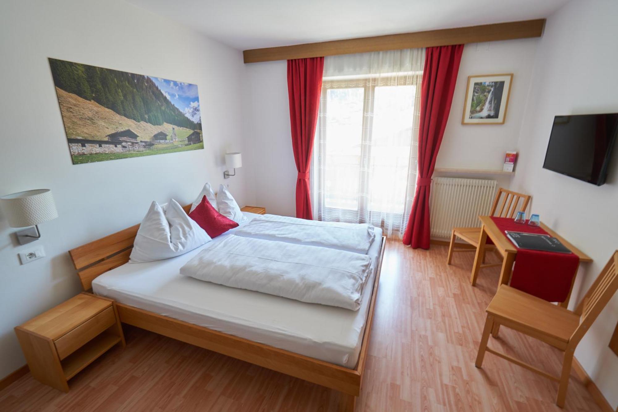 Privatpension Bergkristall San Martino In Passiria  Rum bild