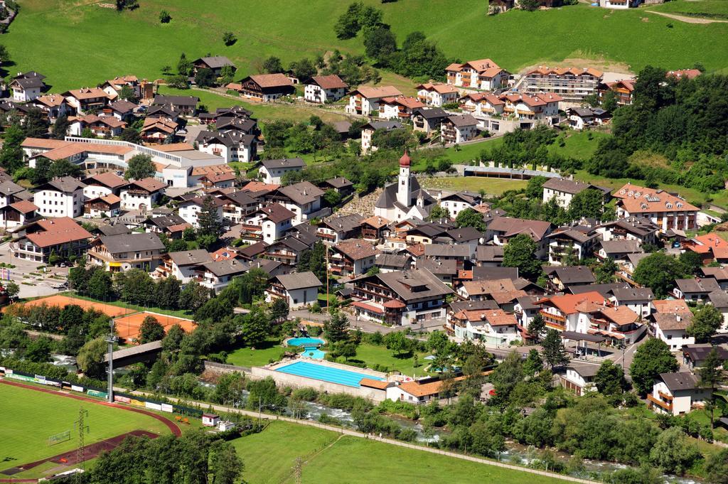 Privatpension Bergkristall San Martino In Passiria  Exteriör bild